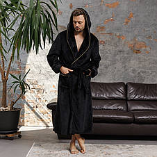 Теплий домашній чоловічий банний халат з капюшоном та кантом від виробника чорний, Чоловічі халати, фото 3