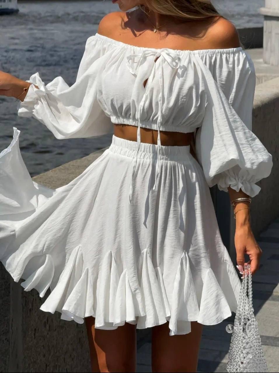 Молочний жіночий легкий повітряний ніжний костюм-двійка з жатки: пишна спідниця та топ із відкритими плечима, фото 1