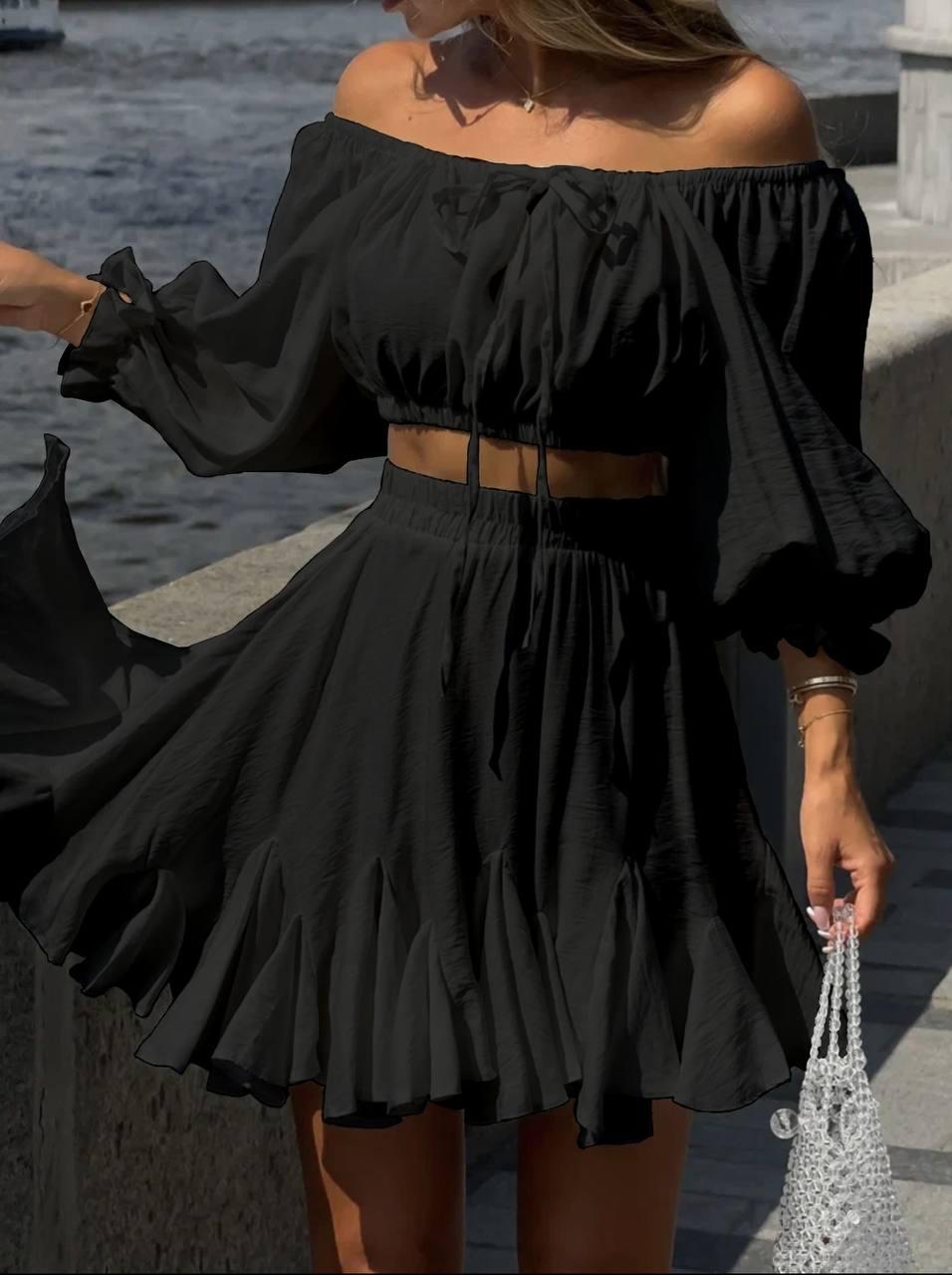 Чорний жіночий легкий повітряний ніжний костюм-двійка з жатки: пишна спідниця та топ із відкритими плечима, фото 1