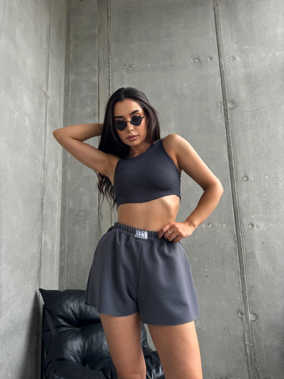 Графітовий жіночий літній практичний костюм-двійка: трикотажні шорти оверсайз і топ в рубчик, фото 1