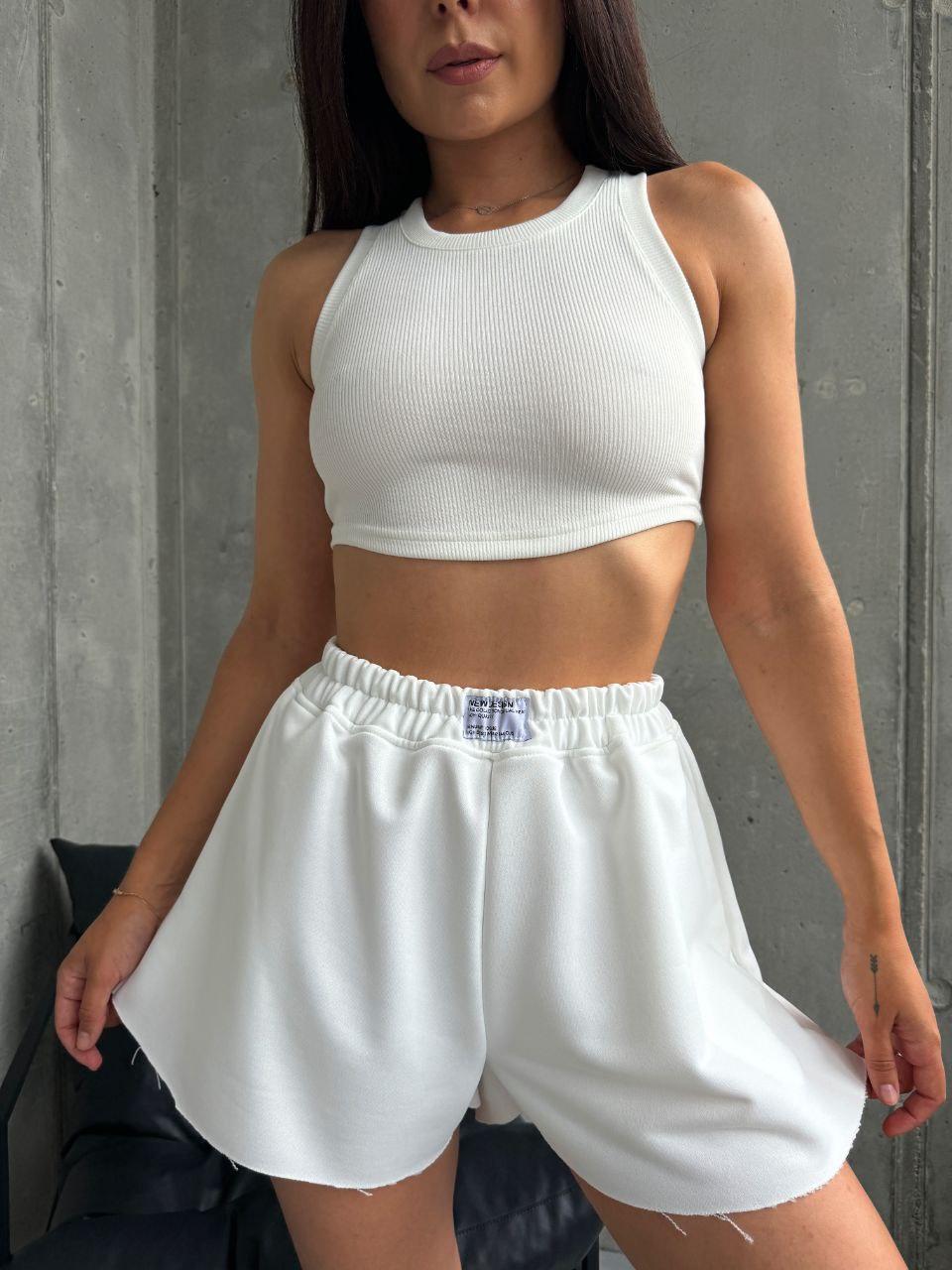 Молочний жіночий літній практичний костюм-двійка: трикотажні шорти оверсайз і топ в рубчик, фото 1