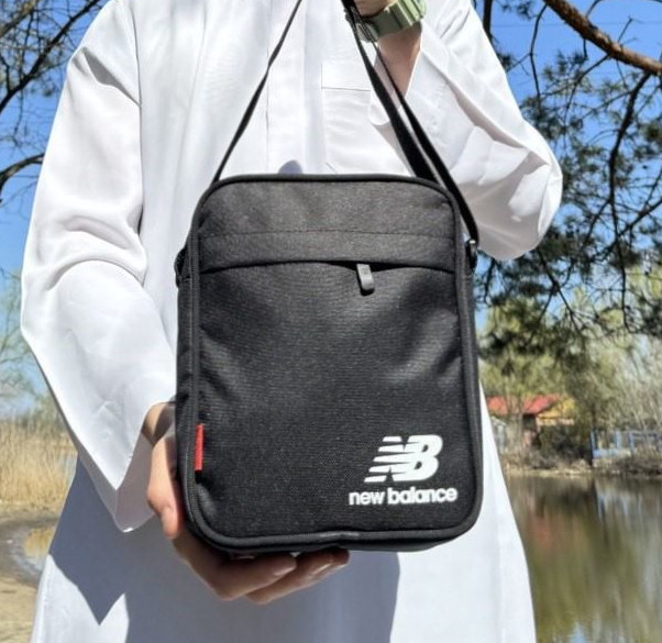 Компактна спортивна сумка на ремені - чорний колір New Balance
