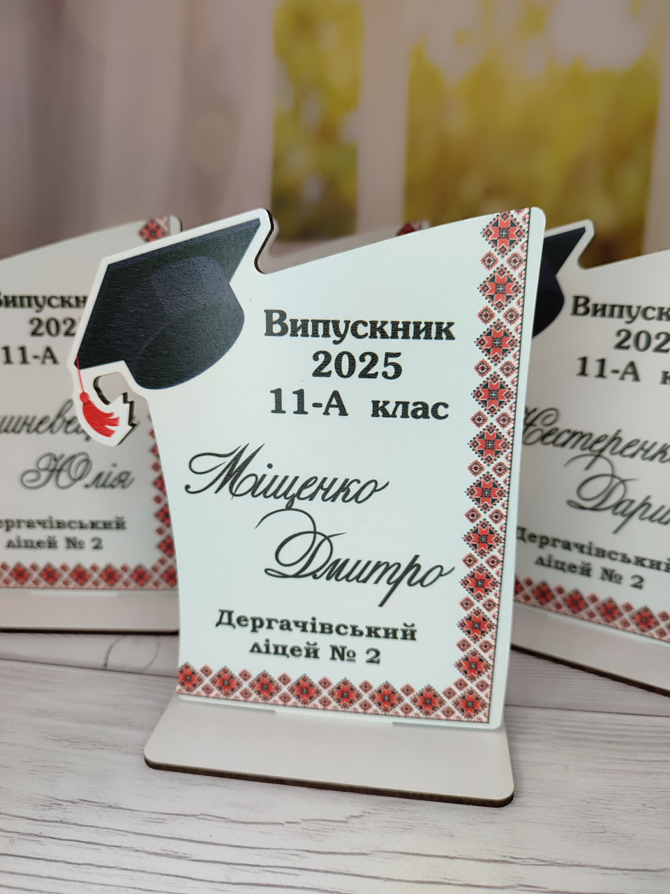 Дерев'яна сувенірна статуетка з орнаментом на випускний, останній дзвоник, фото 1