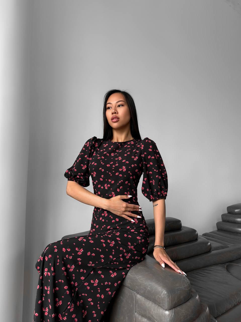 Розкішна літня чорна сукня з софту довжини міді з рукавами ліхтариками та розрізом по нозі Квітковий Принт, фото 1