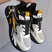 Дитяче взуття. модні кросівки . повсякденне , легке взуття .