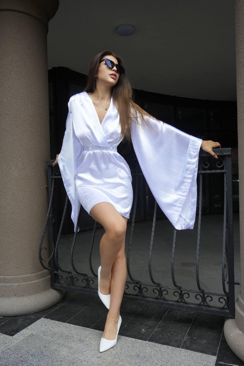Нарядна біла атласна сукня-кімоно міні, фото 1