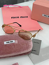 Жіночі круглі жовтогарячі сонцезахисні окуляри Miu Miu MU 54ZS 5AK40D із золотим логотипом Міу Міу, фото 3