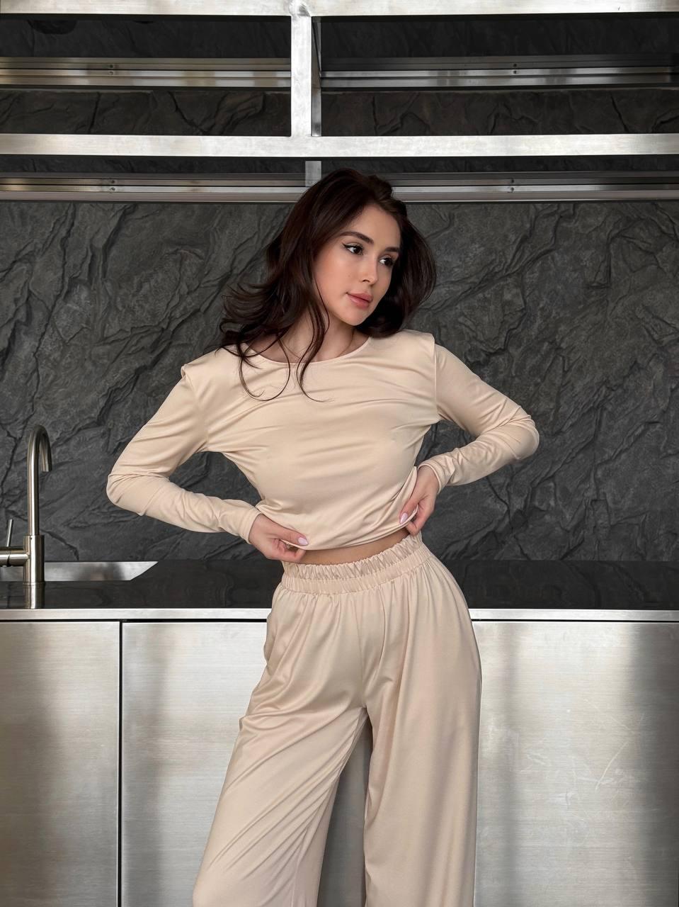Бежевий жіночий комплект-двійка з мікродайвінгу: кофта з довгим рукавом і штани прямого крою, фото 1
