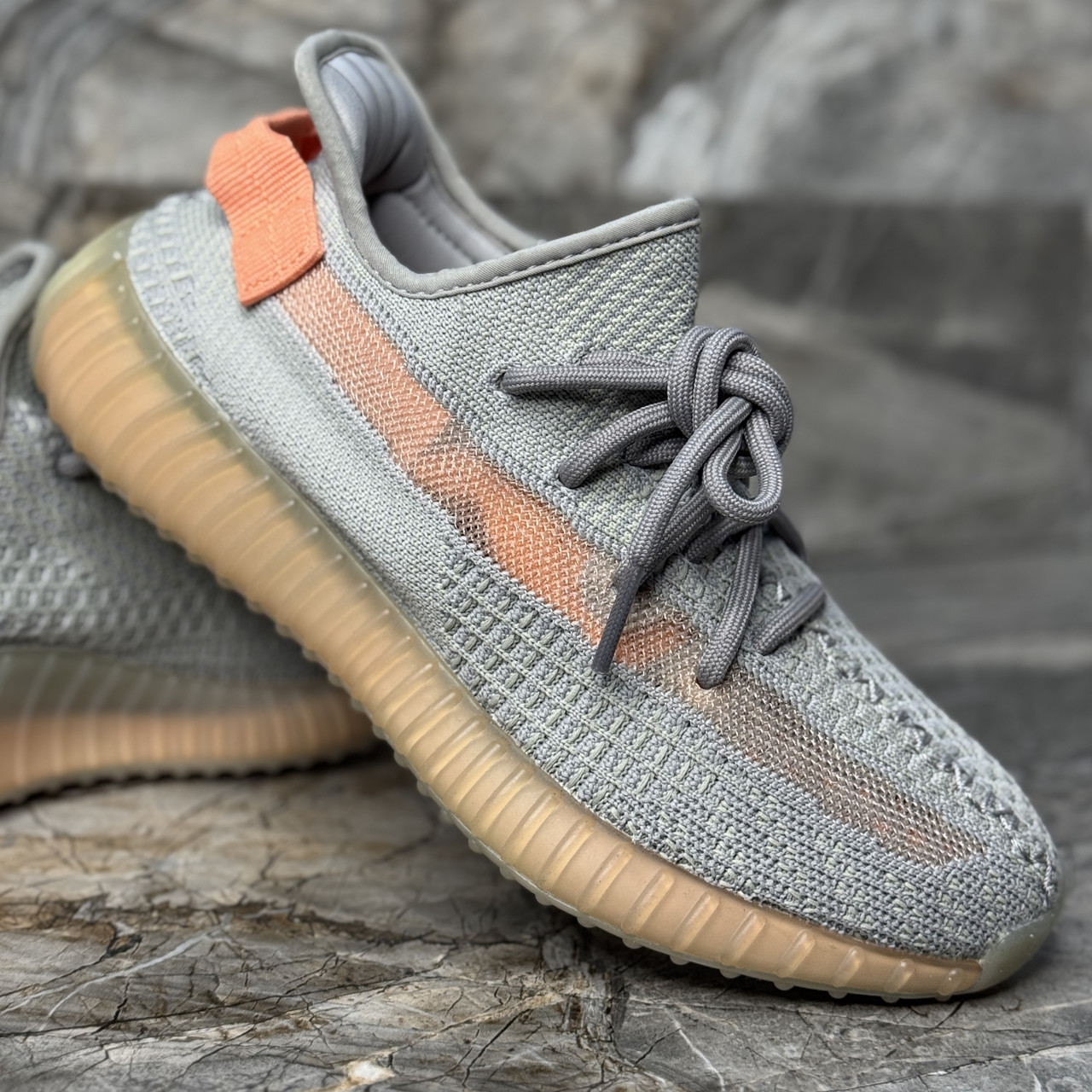 Кросівки жіночі Yeezy текстальні