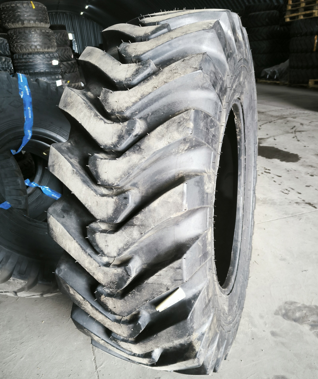 Шина 16.9-28 SM-I25 Starmaxx 14PR на екскаватор-навантажувач JCB 4CX, фото 1