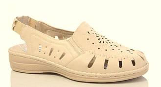 Босоніжки великих розмірів жіночі закритий носок ремінець на резинці бежеві