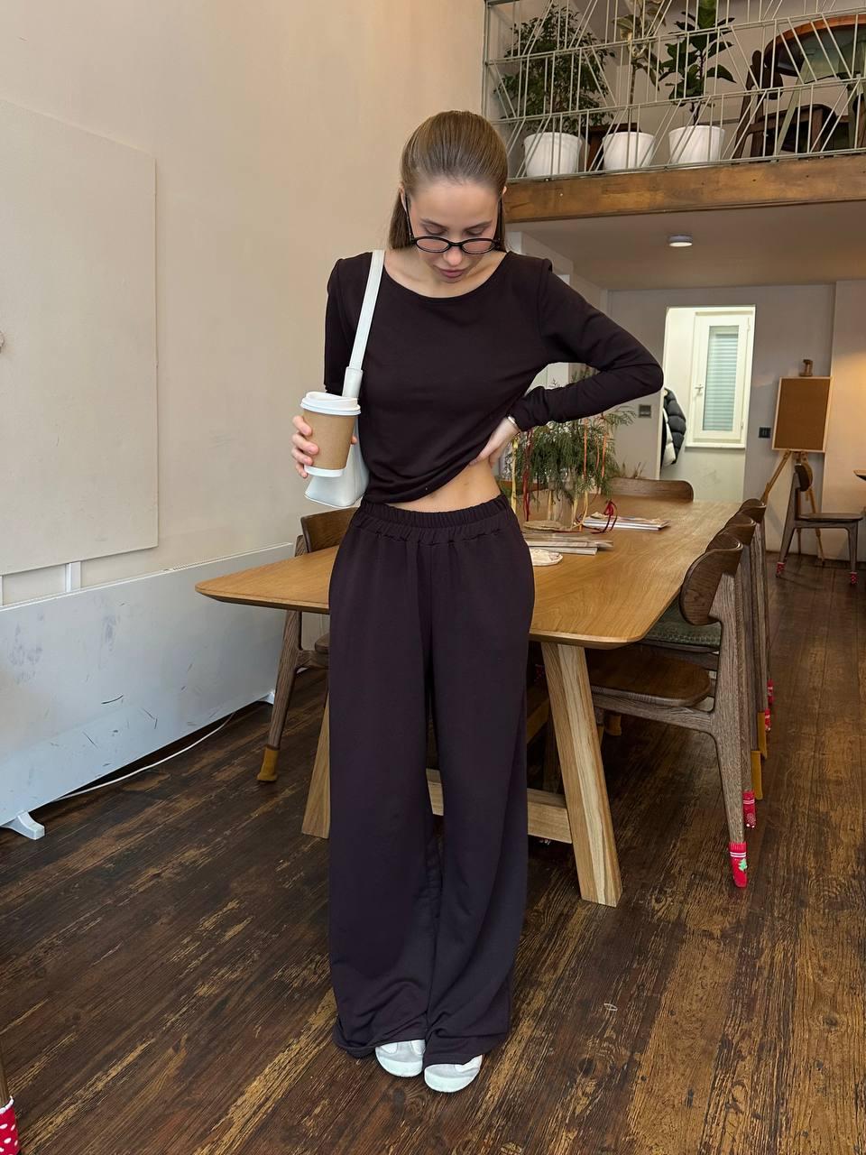 Жіночий демісезонний комплект-двійка з комфортної двонитки: кофта з вирізом-човником і штани відтінку шоколад, фото 1