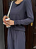 Жіночий демісезонний комплект-двійка з комфортної двонитки: кофта з вирізом-човником і штани відтінку графіт, фото 4