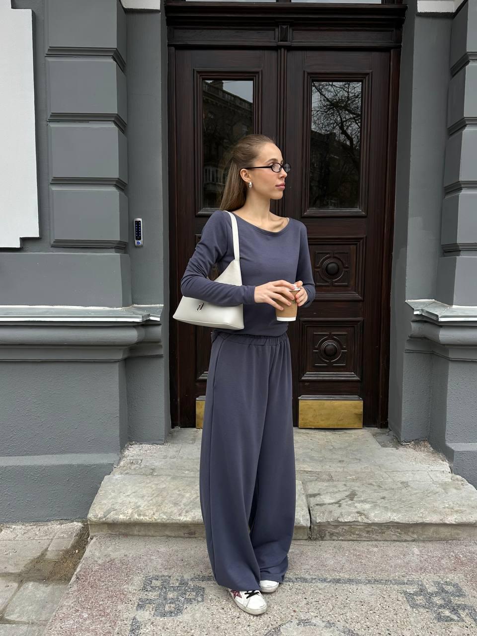 Жіночий демісезонний комплект-двійка з комфортної двонитки: кофта з вирізом-човником і штани відтінку графіт, фото 1