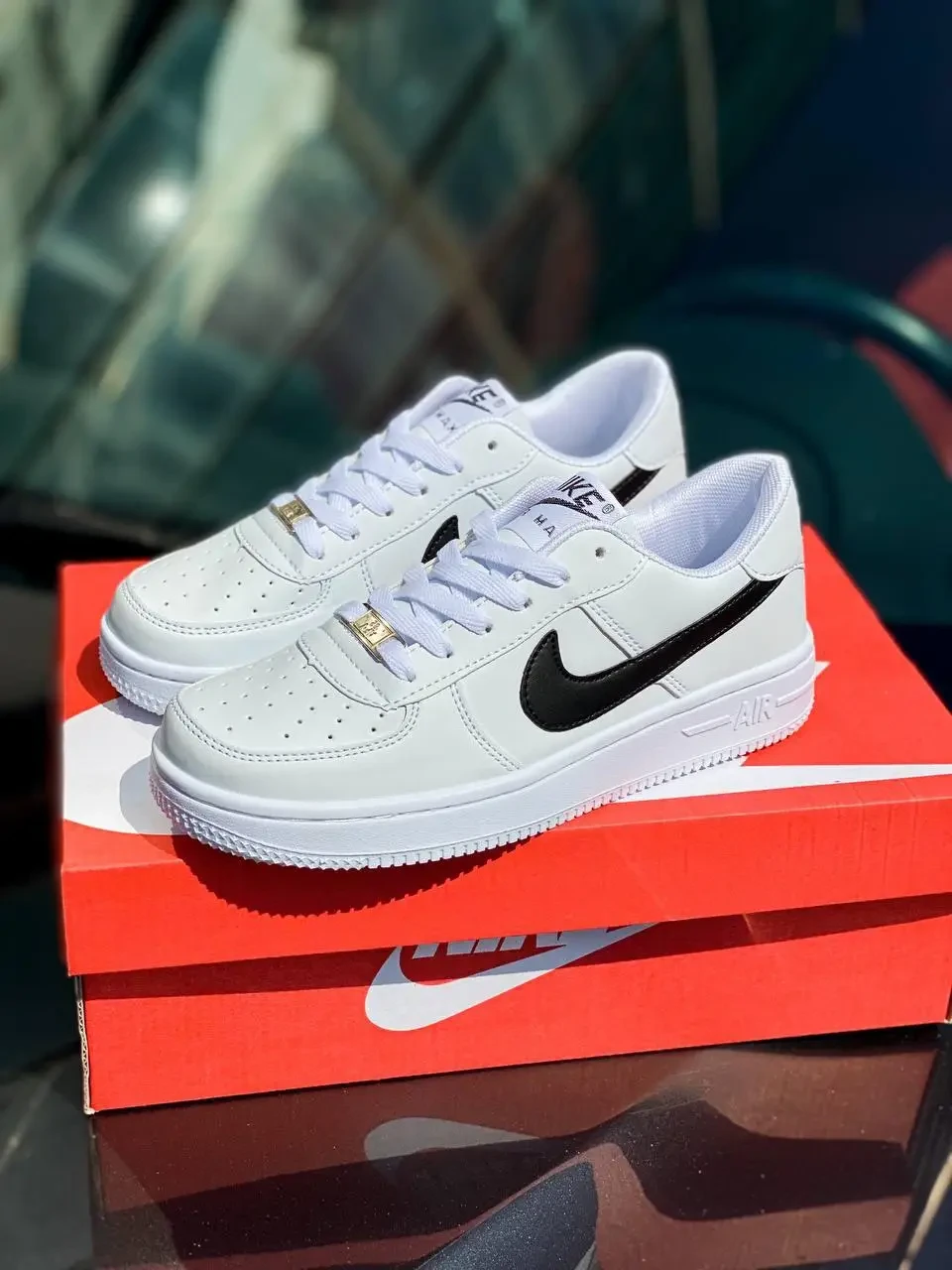 Жіночі кросівки Nike Air Force білі з чорним кеди Найк Аїр Форс шкіряні, фото 1