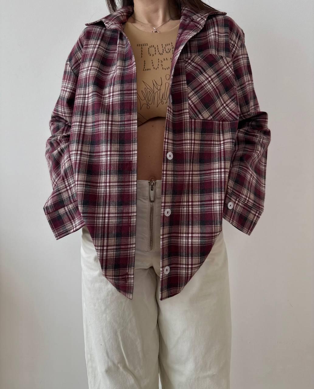 Модна базова стильна жіноча картата фланелева подовжена сорочка в клітку літня в стилі оверсайз, фото 1