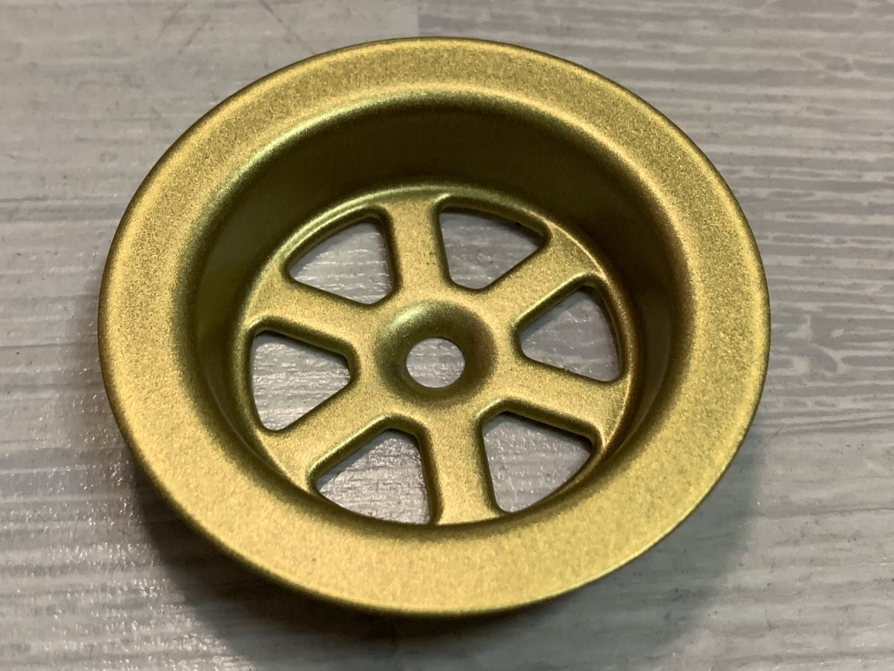 Злив на ванну, кухонну мийку. Сітка (корок, сміттєзбірник) в кольорі золото шампань (діаметр 70 мм)