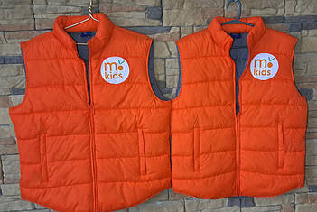 Помаранчевий жилет з принтом 