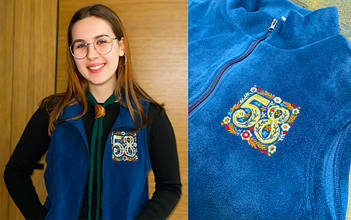 Флісова безрукавка з вишивкой 