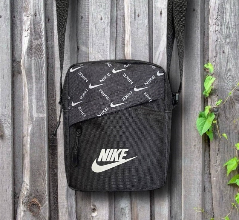Чорна сумка міська через плече - мінімалізм і зручність Nike