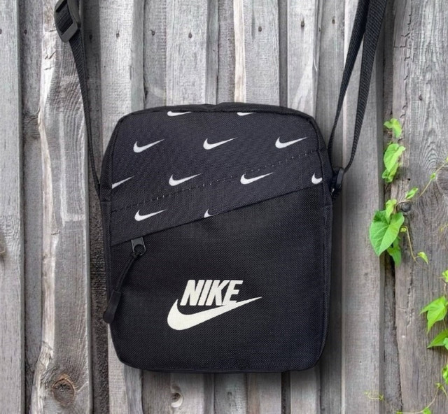 Чорна спортивна барсетка з логотипом