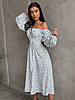 Біла жіноча романтична приталена сукня із софту довжини міді в квітковий принт з відкритими плечима, фото 2