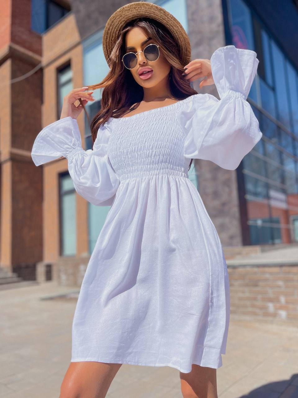 Біла жіноча легка приталена сукня з льону з об'ємними пишними рукавами та відкритими плечима, фото 1