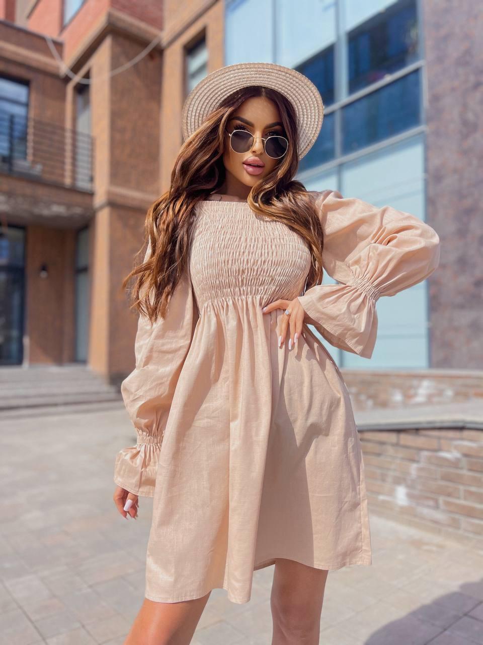 Бежева жіноча легка приталена сукня з льону з об'ємними пишними рукавами та відкритими плечима, фото 1