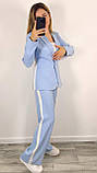 Блакитний жіночий костюм із лампасами: жакет і штани на гумці, фото 2