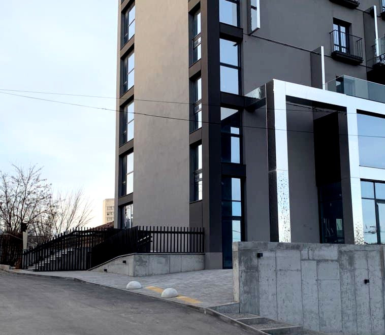 Перила з чорних металів зі стійками круглого зрізу з вертикальним заповненням