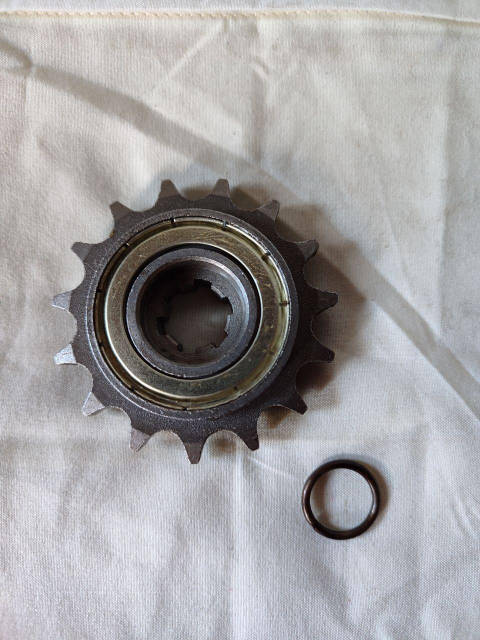 Зірка трансмісії передня 428-15 з вільним ходом на мопед Дельта