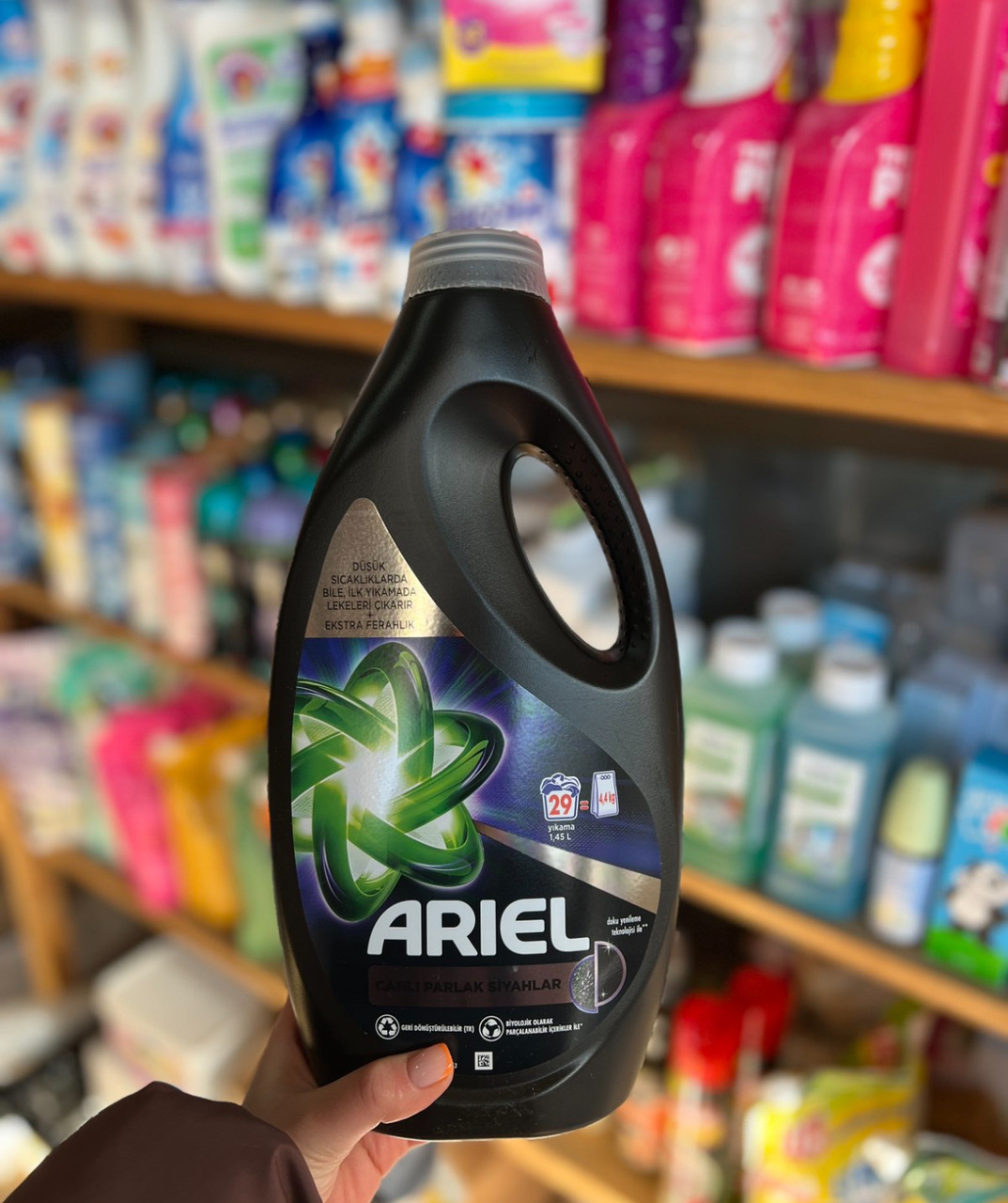 Гель для прання чорних і темних речей ARIEL Revitablack 1450 мл (29прань)
