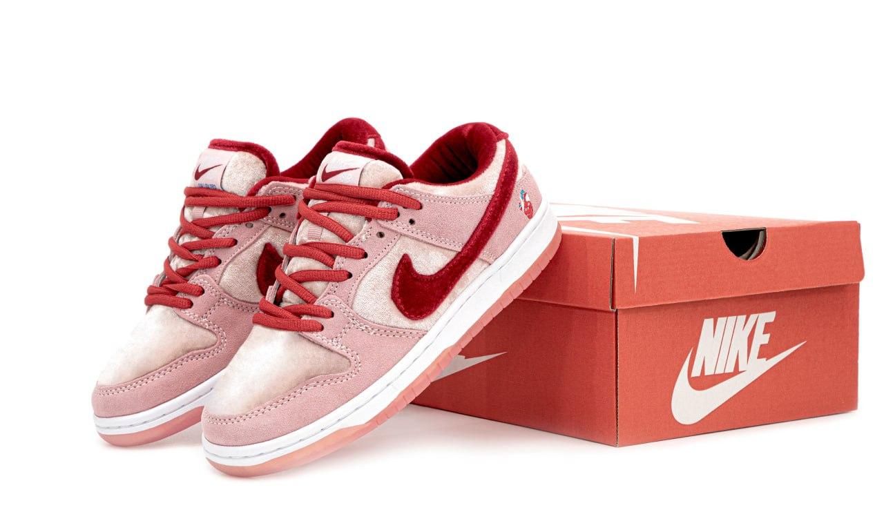 Жіночі рожеві Кросівки Nike SB Dunk Low Strangelove