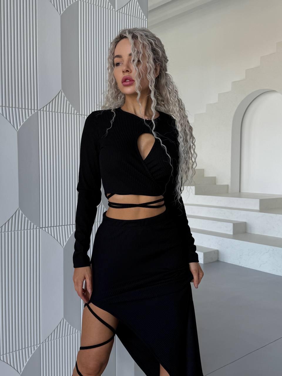 Чорний жіночий ефектний костюм-двійка в рубчик: укорочена кофта та спідниця міді з розрізом та зав'язками, фото 1