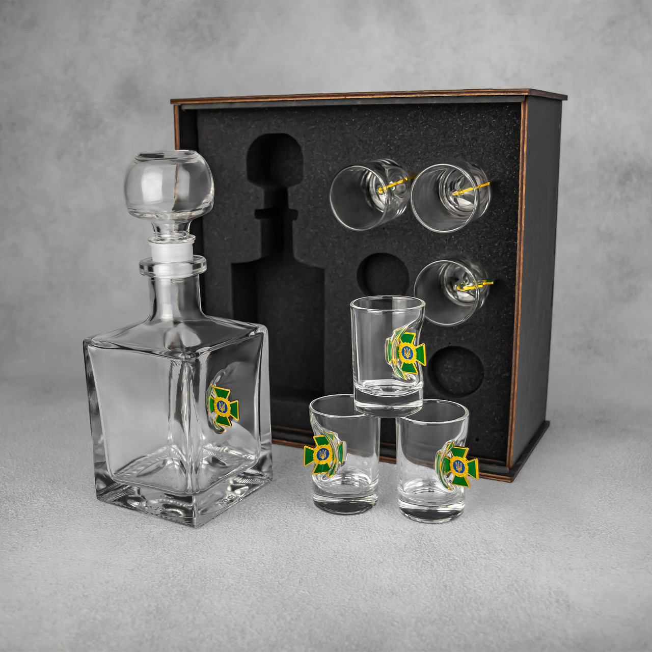 Набір чарок 6 шт + графин із вставками ДПСУ | Дерев'яна упаковка, фото 1