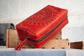 Велика шкіряна косметичка жіноча Червона з тисненням Сонечко Мандала