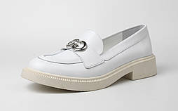 Білі лофери мокасини шкіряні металева фурнітура жіноче взуття Cosmo Shoes lOfEr White
