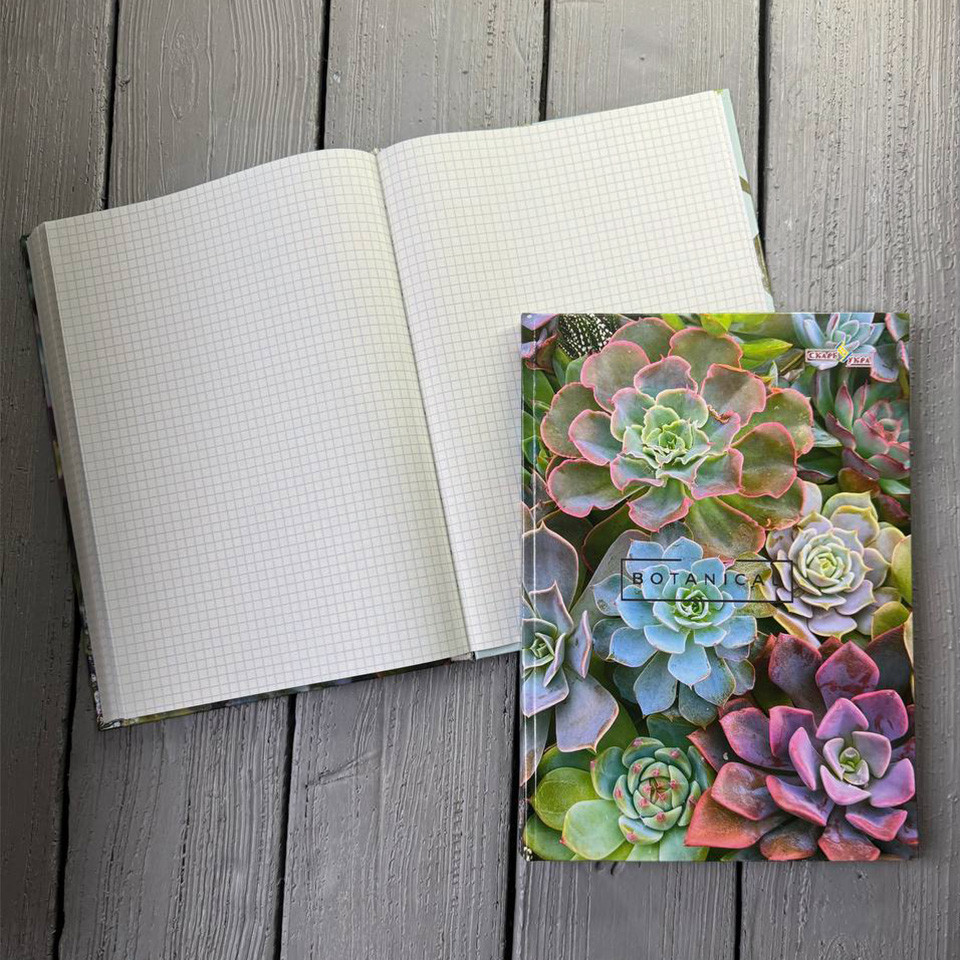 Зошит А4, 144 аркушів, тверда палітурка, ламінація, клітинка