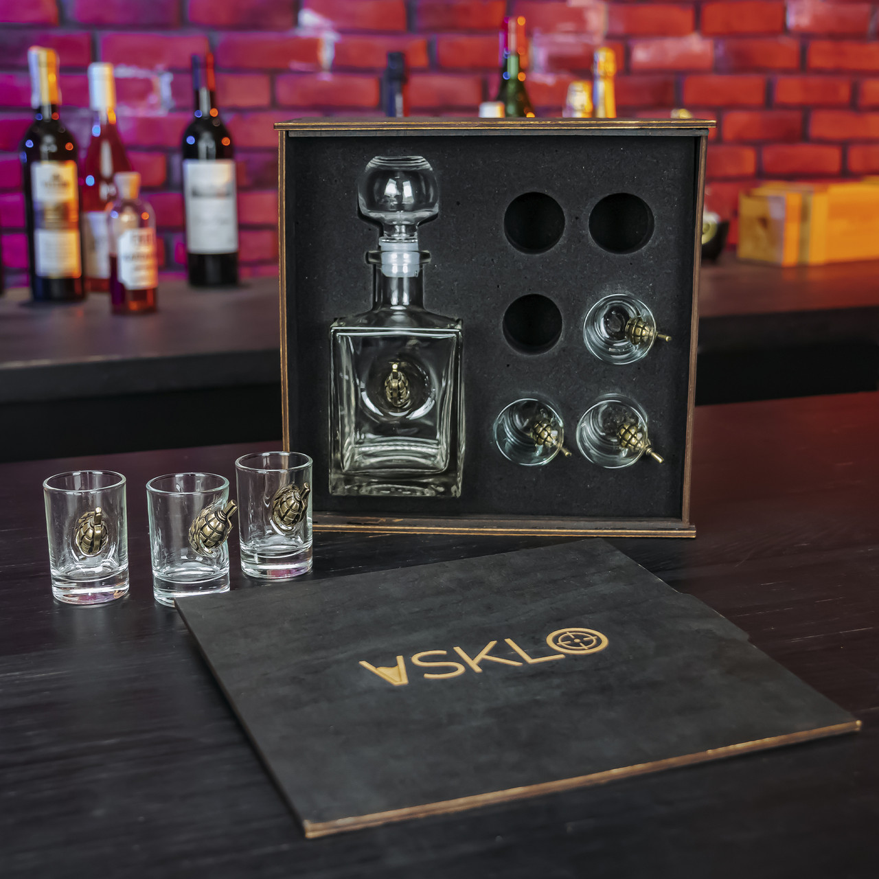 Подарункові чарки для горілки + графин зі вставкою лимонка | Дерев'яна упаковка, фото 1