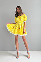 Женское короткое платье желтого цвета