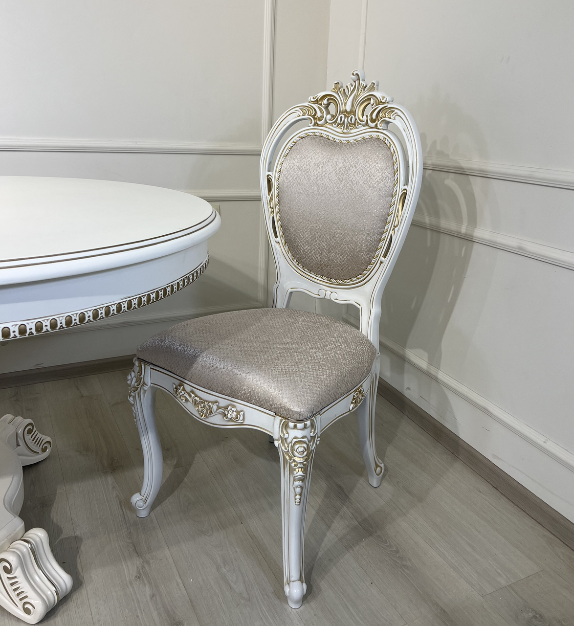 Стул престижний класичний білий із золотою патиною Астра