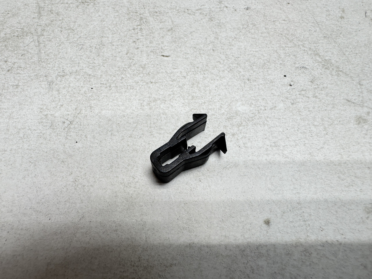 Кліпса фіксатор накладки салона Model X Tesla MR402859 S47P64345 90666SDAA01