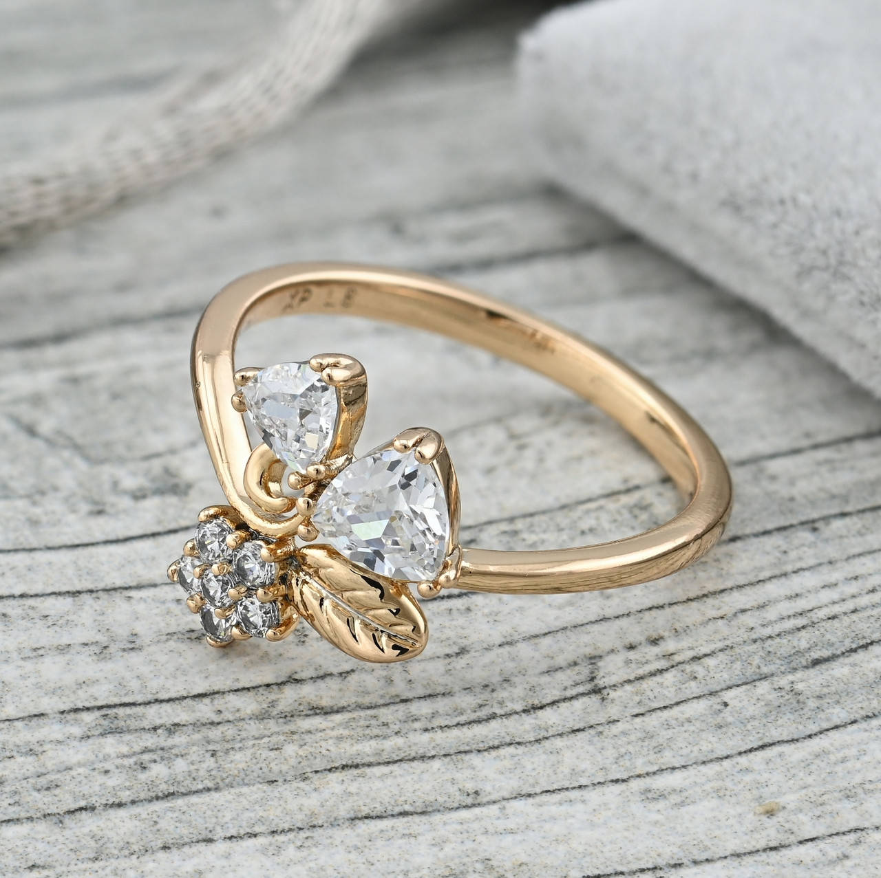 

Кольцо 35938 ширина 13 мм белые фианиты позолота 18К размер 16