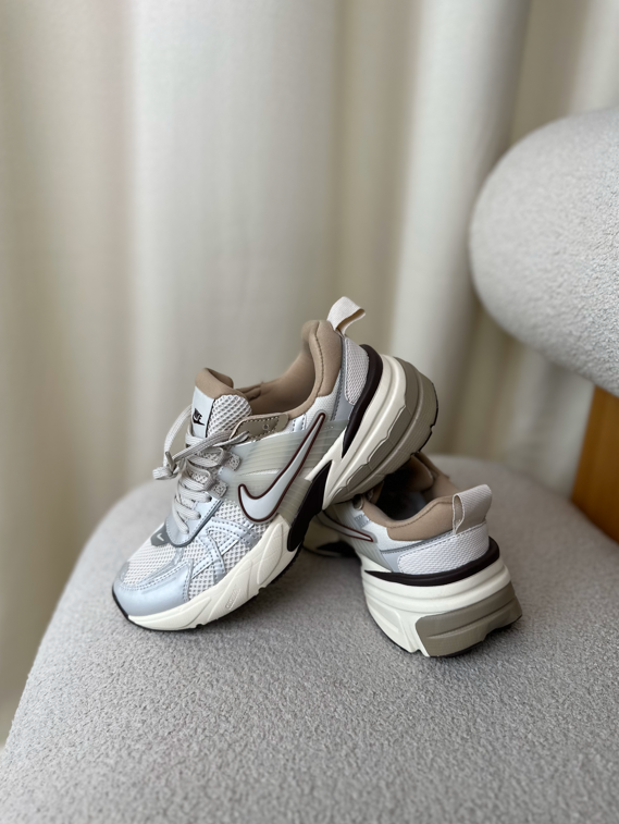 Кросівки Nike V2K Runtekk Orewood Brown сірі сітка жіночі чоловічі
