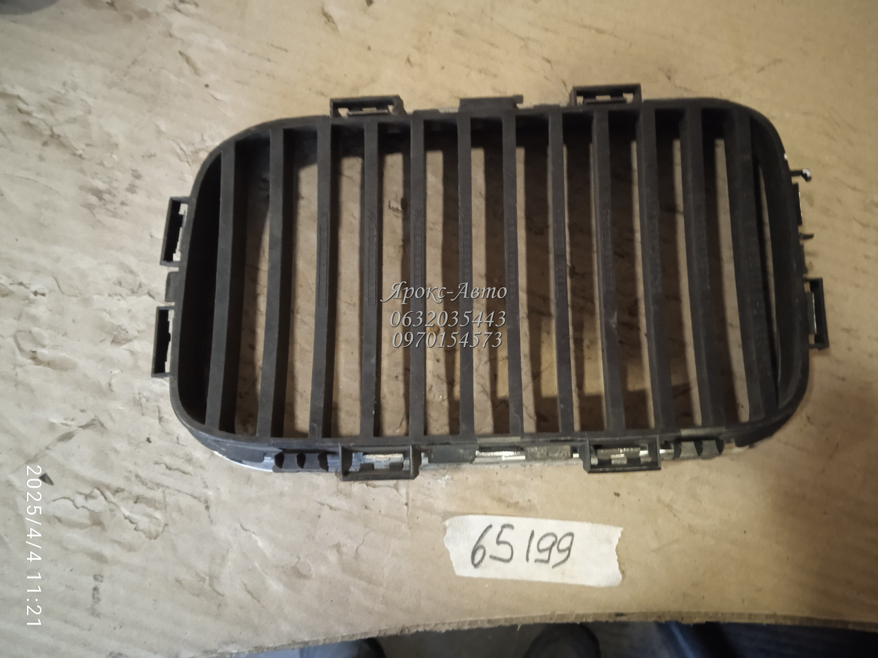 Решітка радіатора права BMW 3 (E36) 90-96 000065199 дефекти подряпини відламано кілька кріплення