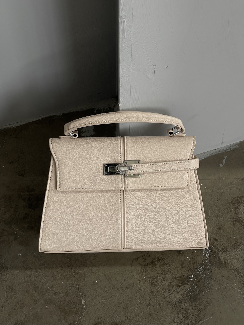 Сумка жіноча JW PEI Elise Large Top Handle Bag бежеве срібло через плече