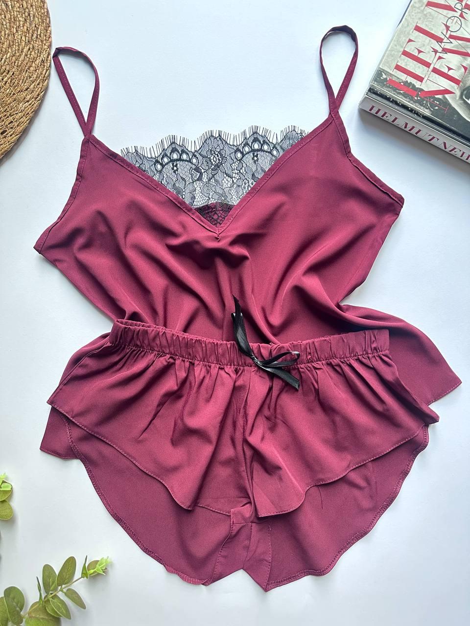 Комплект для дому вишневого кольору, майка та шорти з мереживом.
