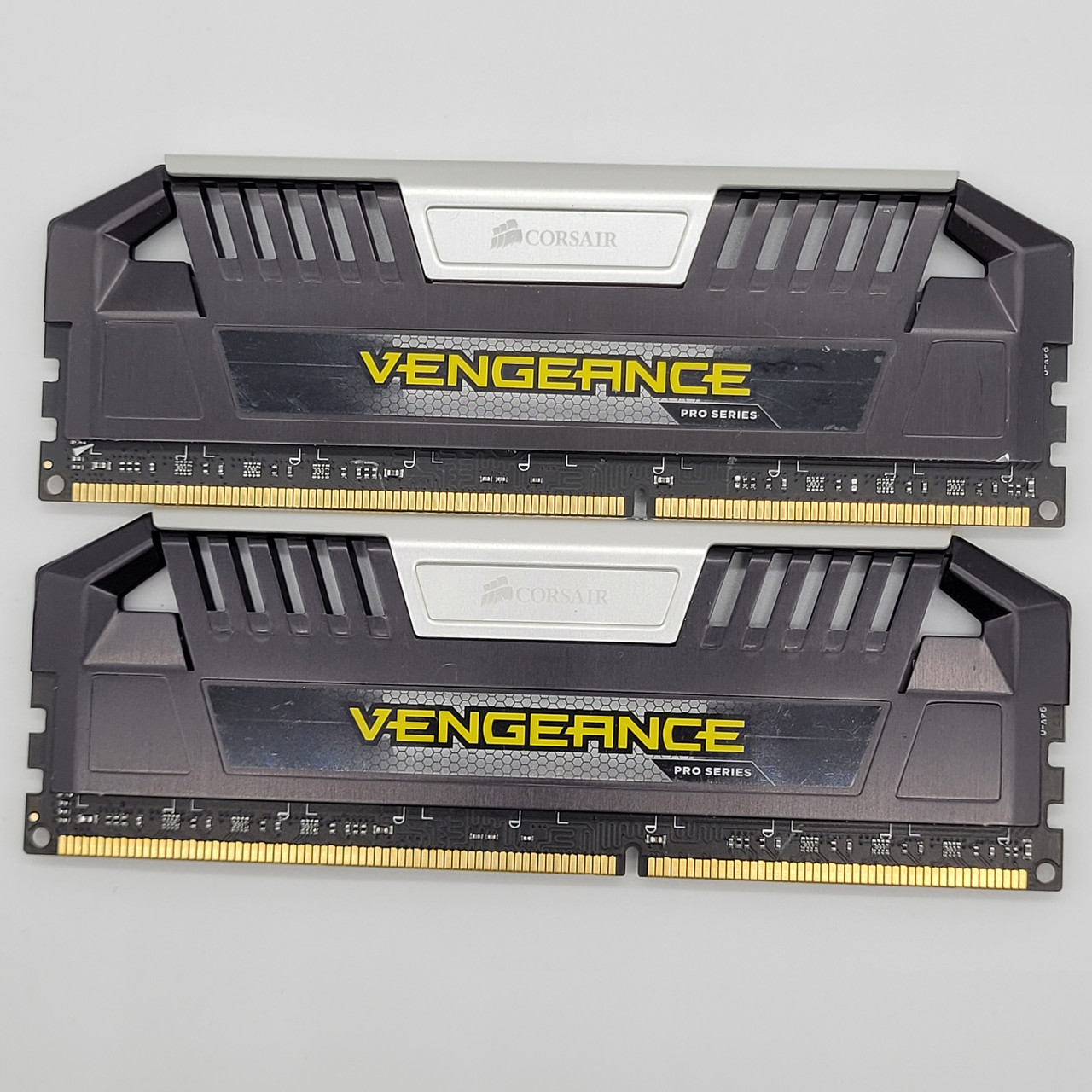 Пара оперативної пам'яті Corsair Vengeance PRO DDR3 16Gb (2x8Gb) 1866MHz PC3-14900U 2R8 CL9 (CMY16GX3M2A1866C9) Б/В