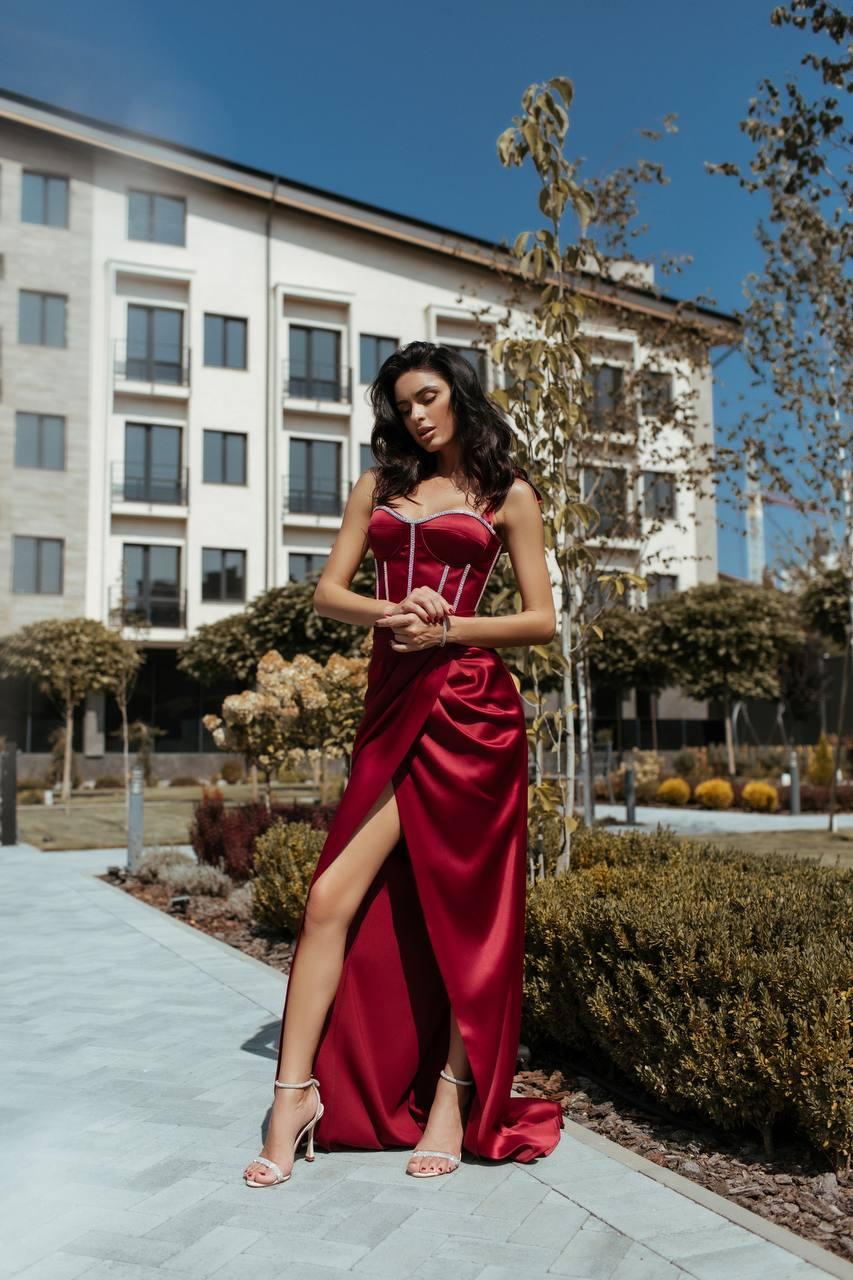 Жіночий вечірній атласний костюм з корсетом з камінням та спідницею максі, фото 1