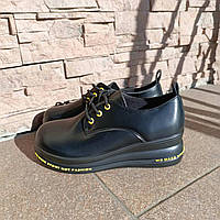 Туфлі жіночі чорні на шнурівці